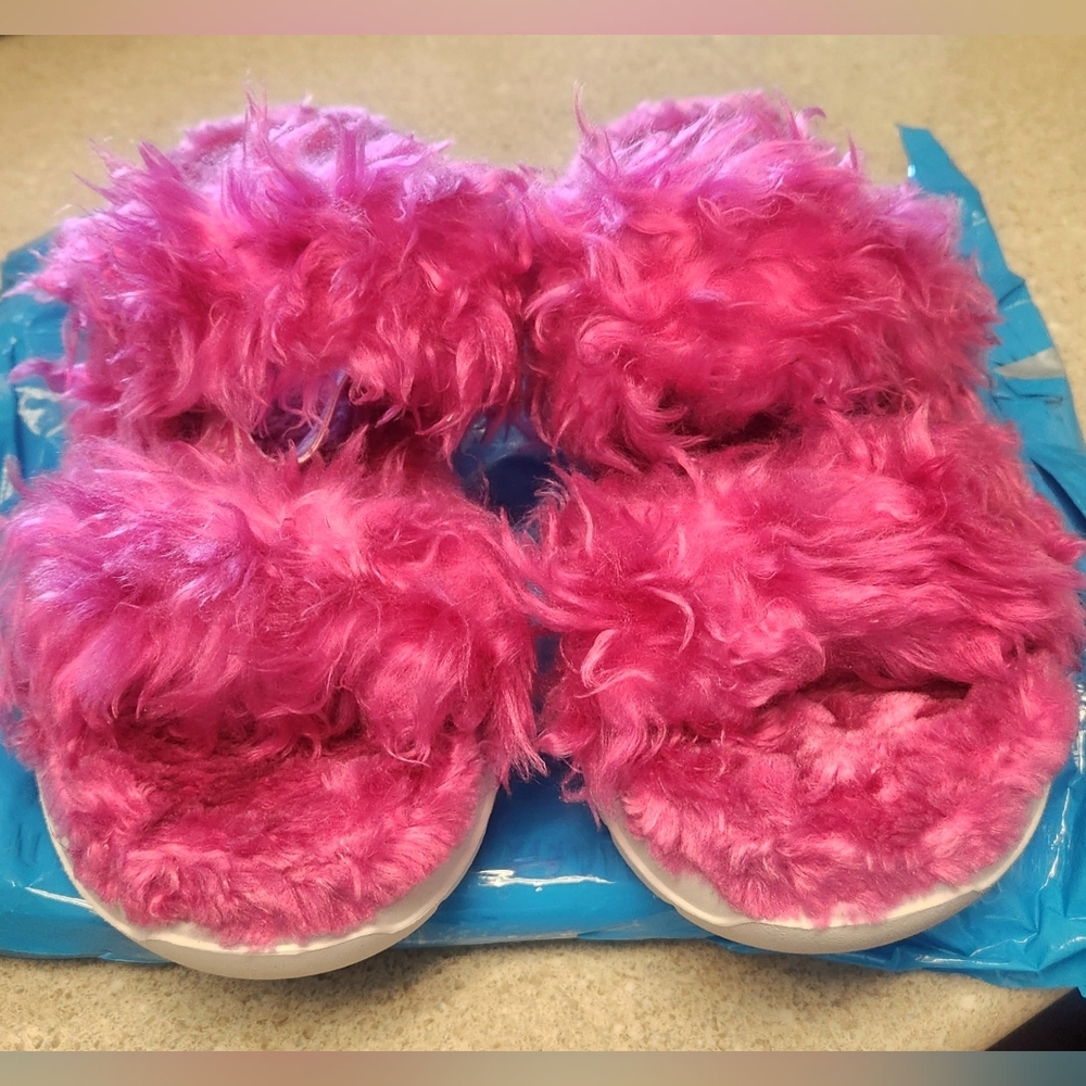 NEW - WOMEN'S PINK FLUFF SUGAR UGG SANDAL (SIZE 8)